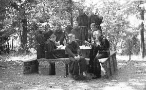 8 Settembre 1942 a Pontremoli nel bosco del convento. P. Raffaele è il primo a sinistra.